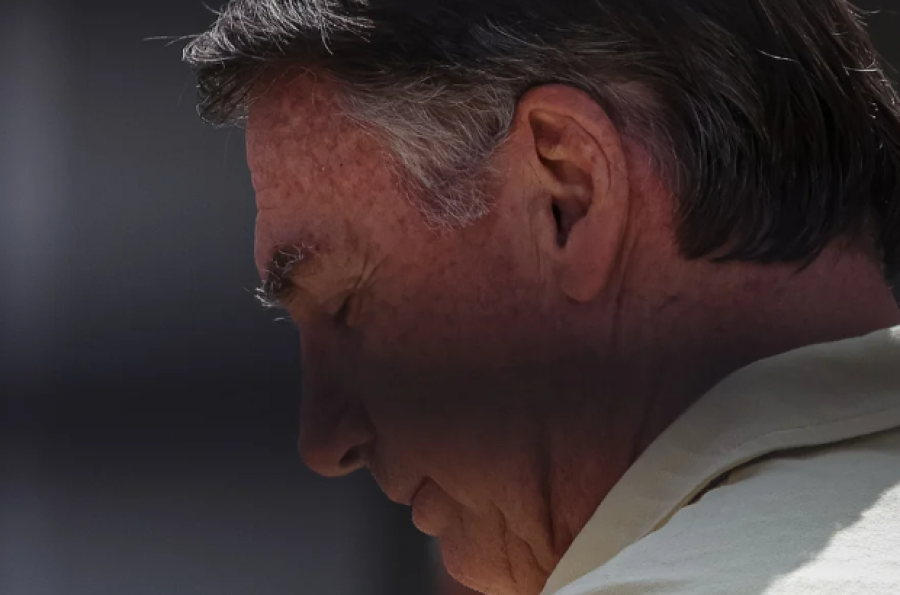 Preso, Bolsonaro reivindica silêncio, Smart TV e comida caseira