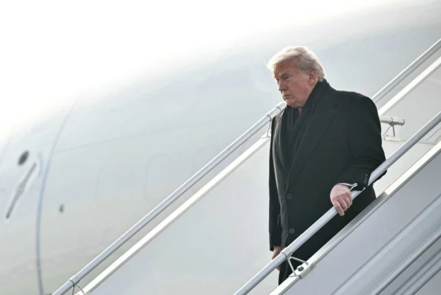 Avião com Trump precisa voltar à base com pane no ar