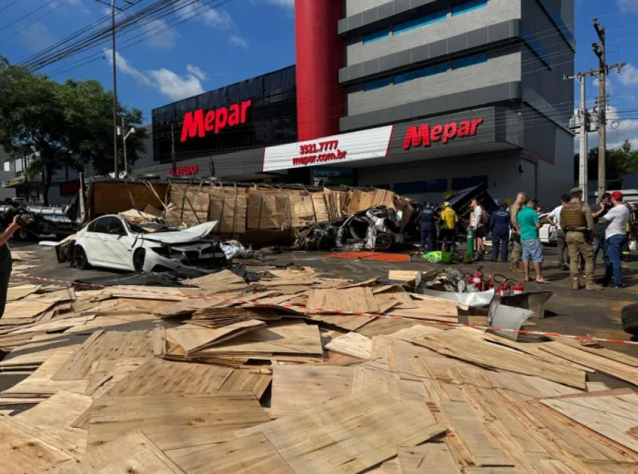 Acidente com carreta carregada de madeira envolve 9 veículos e deixa feridos graves em Chapecó-SC